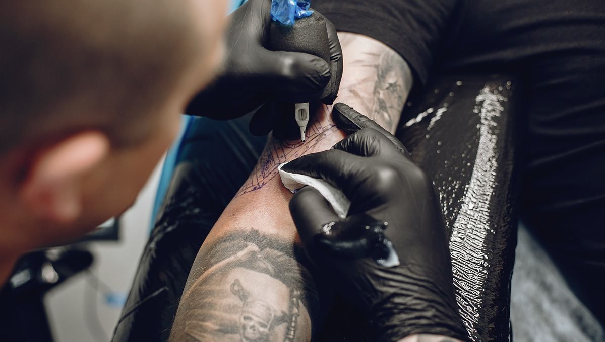 Hombre haciendo tatuaje (Foto: Freepik)