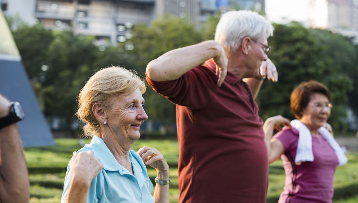 Personas mayores realizando actividad física (Foto: Freepik)