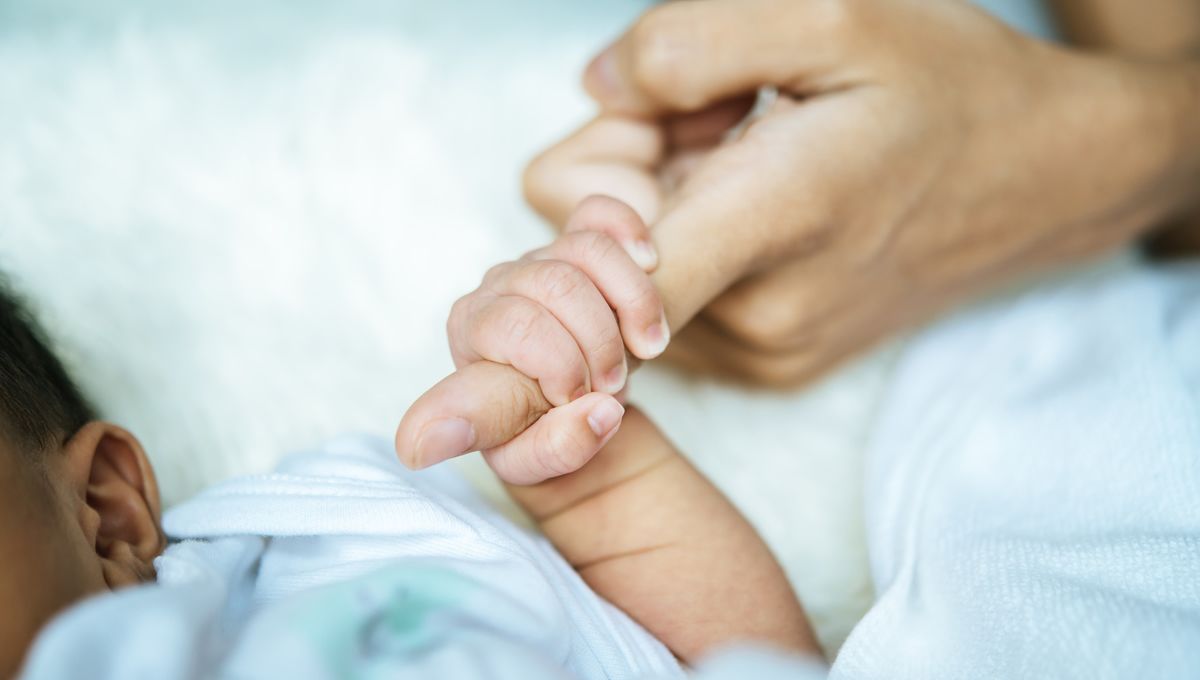 Bebé recién nacido agarrando el dedo de su madre (Foto. Freepik)