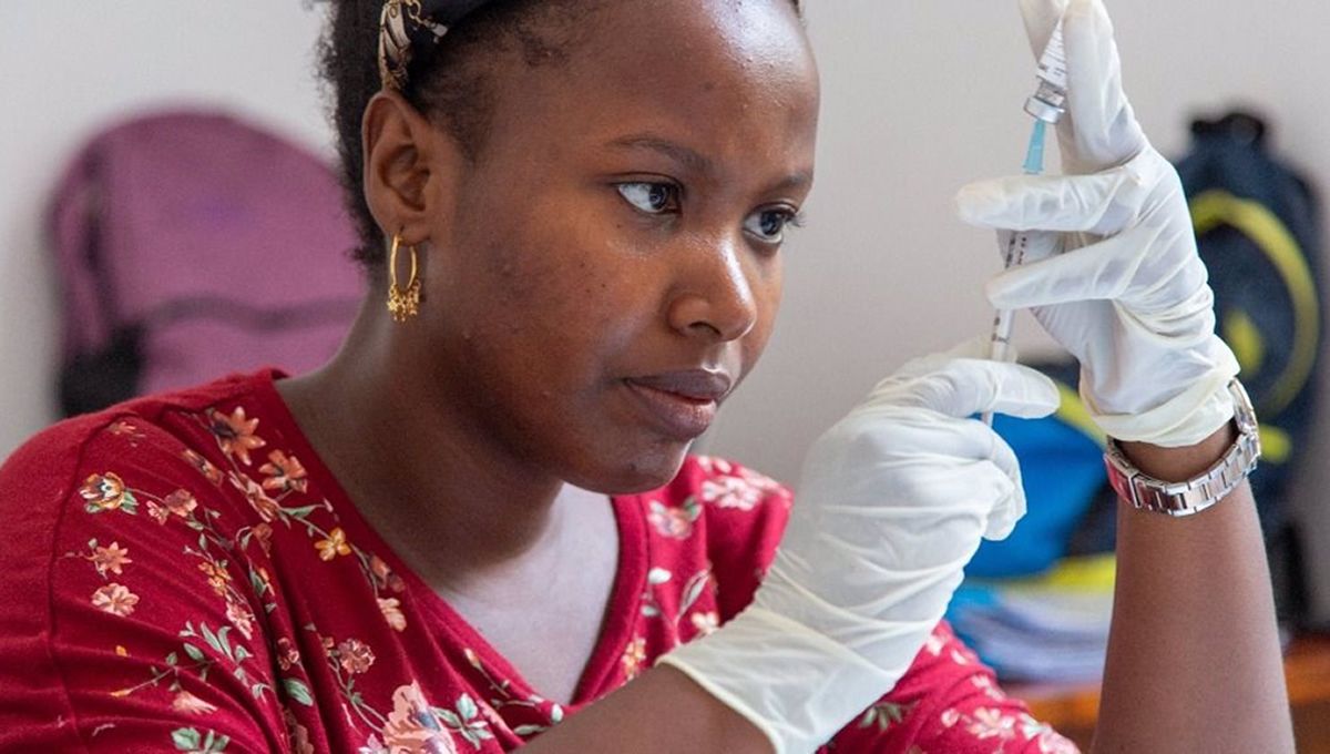 Vacunación contra la malaria, desarrollada por la Universidad de Oxford, en un hospital de Tanzania (Foto. Universidad de Oxford)