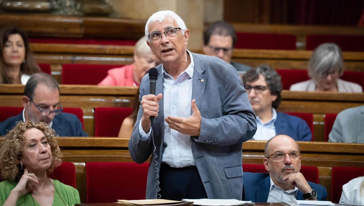 El conseller de Salud de la Generalitat, Manel Balcells, en el pleno del Parlament (Foto: DAVID ZORRAKINO EP)
