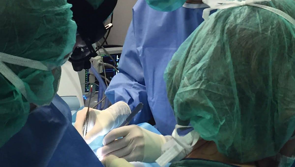 El Dr. Lorenzo Boni y su equipo realizan una cirugía cardíaca a un niño (Foto. Cedida por el Dr. Boni)