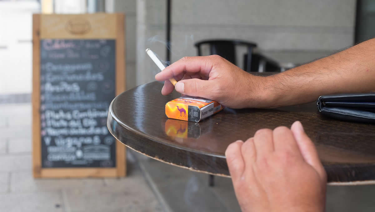 Persona fumando en una terraza (FOTO: Europa Press)