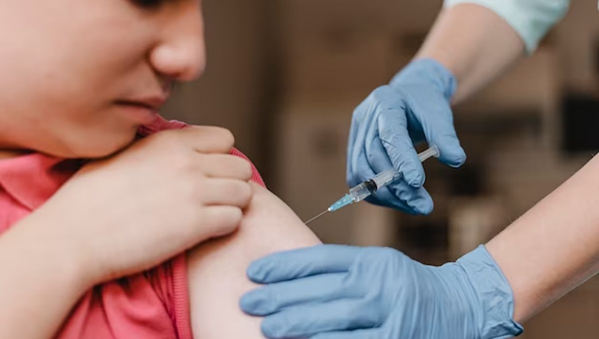 Un niño recibe la vacuna contra el sarampión (Foto. Freepik)