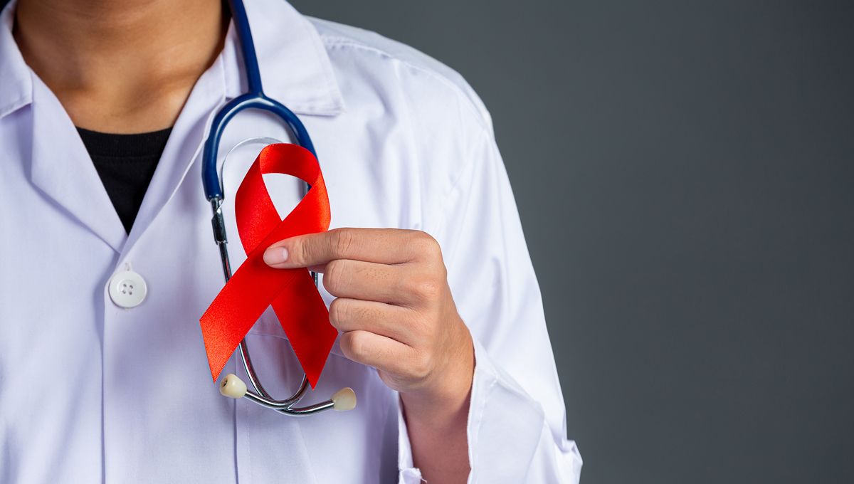 Médico sujeta un lazo rojo, símbolo de concienciación contra el VIH (FOTO: Freepik)