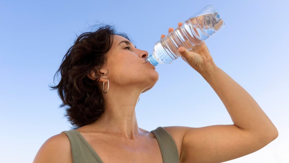 Mujer bebiendo agua (Fuente: Freepik)