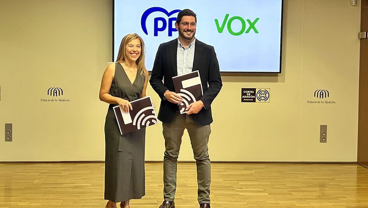 Ana Alós (PP) y Alejandro Nolasco (Vox) firman el acuerdo de Gobierno (Foto: PP)