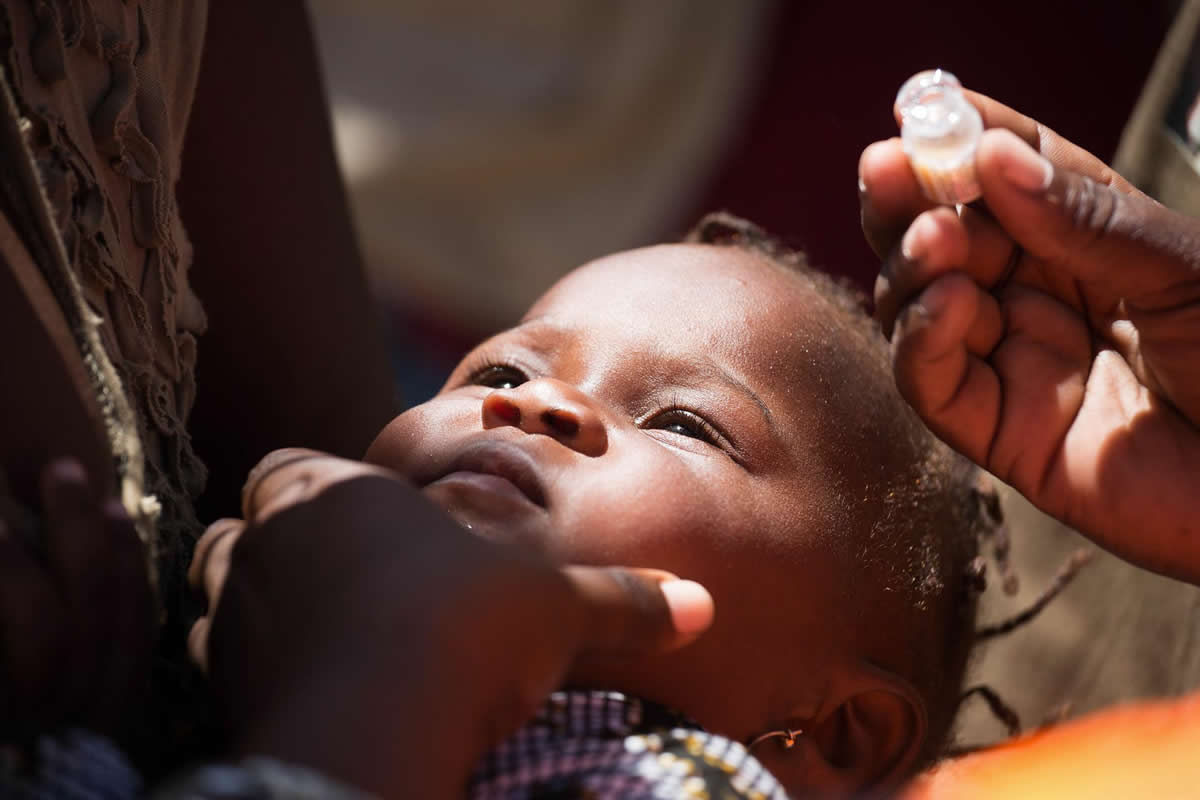 Una niña vacunada contra el cólera en Mozambique (Foto: Europa Press)