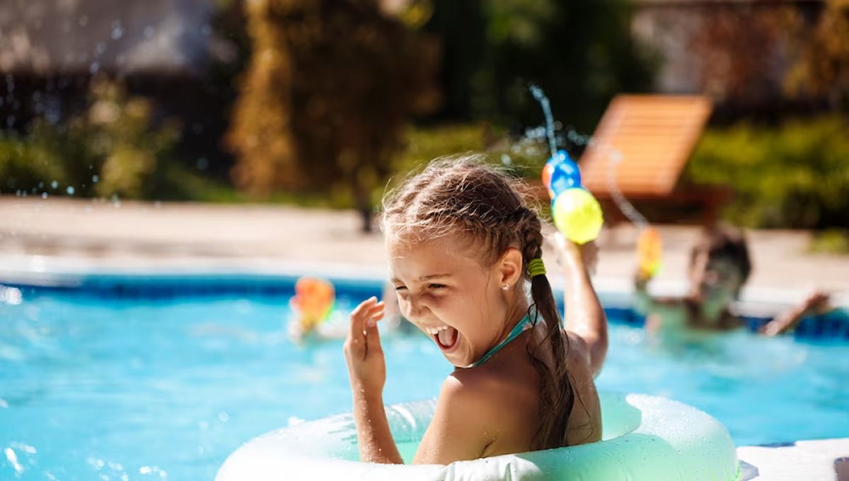 Niños en una piscina en verano (Foto. Freepik)