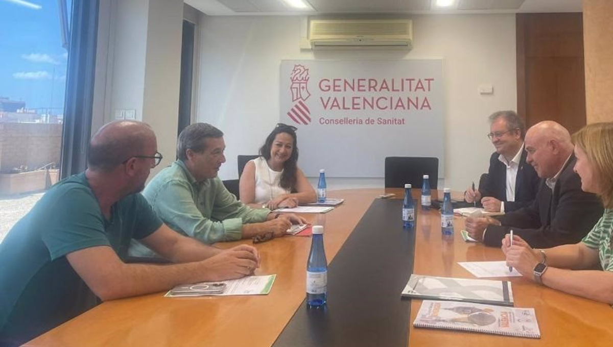 El consejero de Sanidad valenciano, Marciano Gómez, y la directora general de AP, Eva Suárez, en la reunión con Semergen. (Foto: GVA)