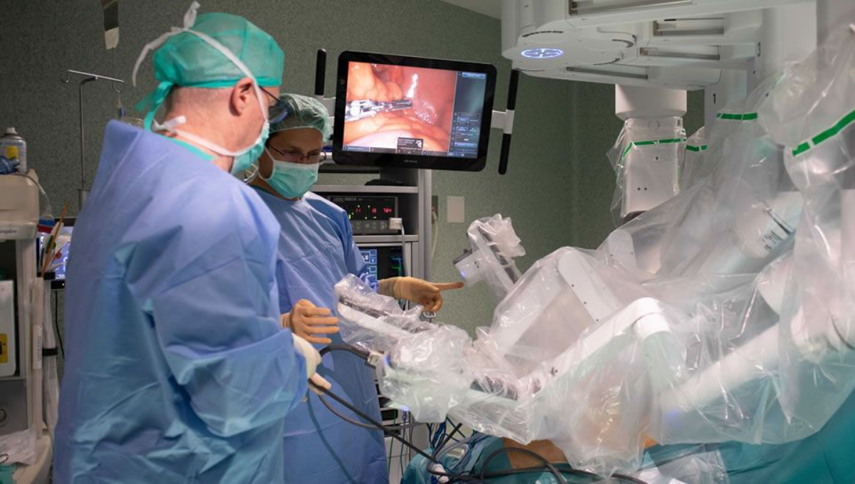 Cirujanos en plena intervención por medio del robot 'Da Vinci'. (Foto. ROC Clinic)