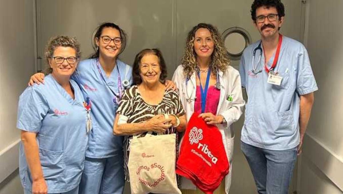 Profesionales del Hospital de Vinalopó recibiendo a una paciente de diálisis. (Foto: Ribera)
