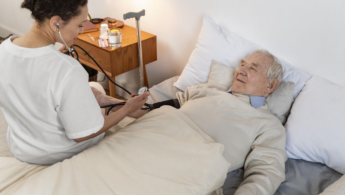 Una persona mayor en su habitación recibe atención médica (Foto. Freepik)