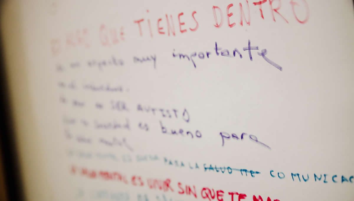 Mensajes de salud mental escritos en una pizarra (Foto: Carlos Luján/EuropaPress)