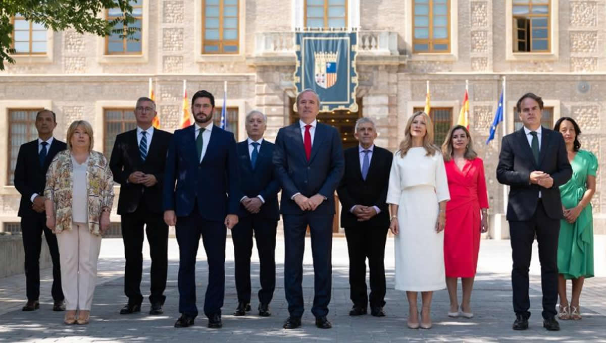Foto de familia de la toma de posesión de los nuevos consejeros de Aragón. (Foto: Aragón_hoy)