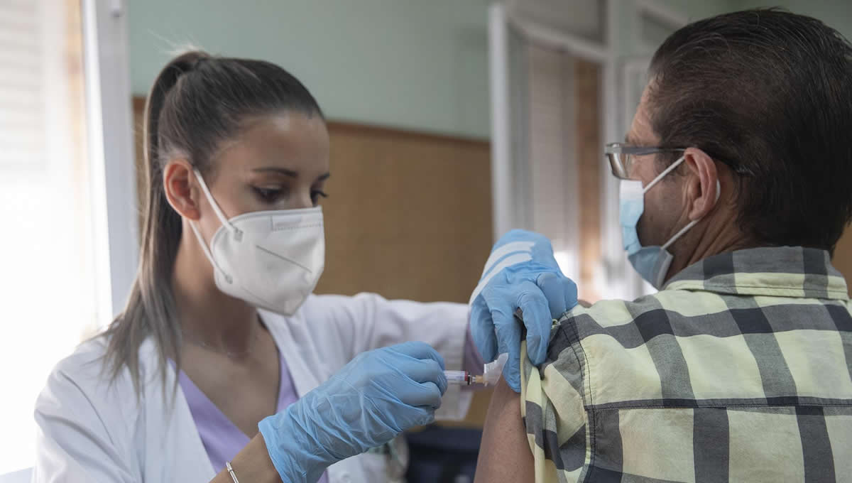 Una enfermera vacuna a un hombre contra la gripe y la COVID 19 (Foto: Europa Press)
