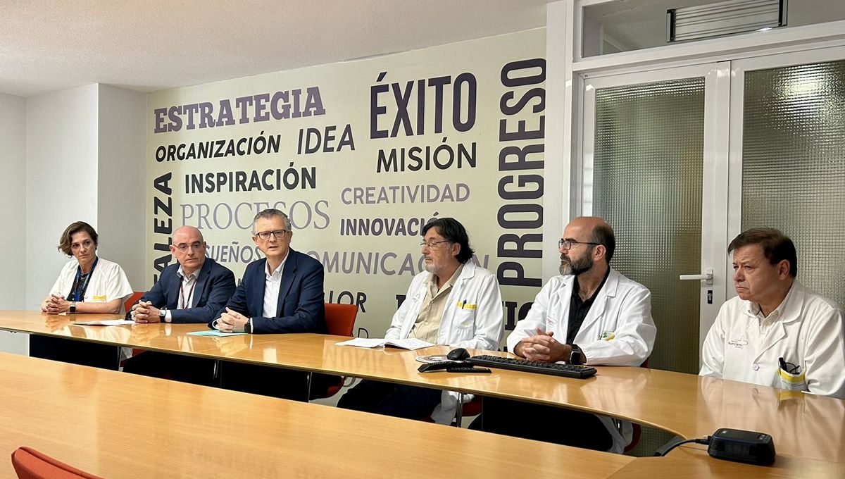 El consejero de Salud en funciones, Juan José Pedreño, mantuvo un encuentro con los profesionales del equipo de cirugía de la Arrixaca (FOTO: Servicio Murciano de Salud)