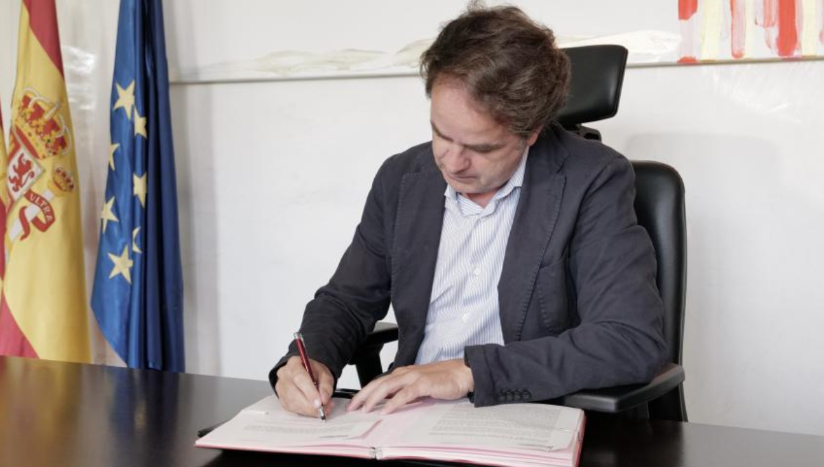 El consejero de Hacienda de Aragón, Bermúdez de Castro, firma la orden del presupuesto 2024 (Fabian Simon)