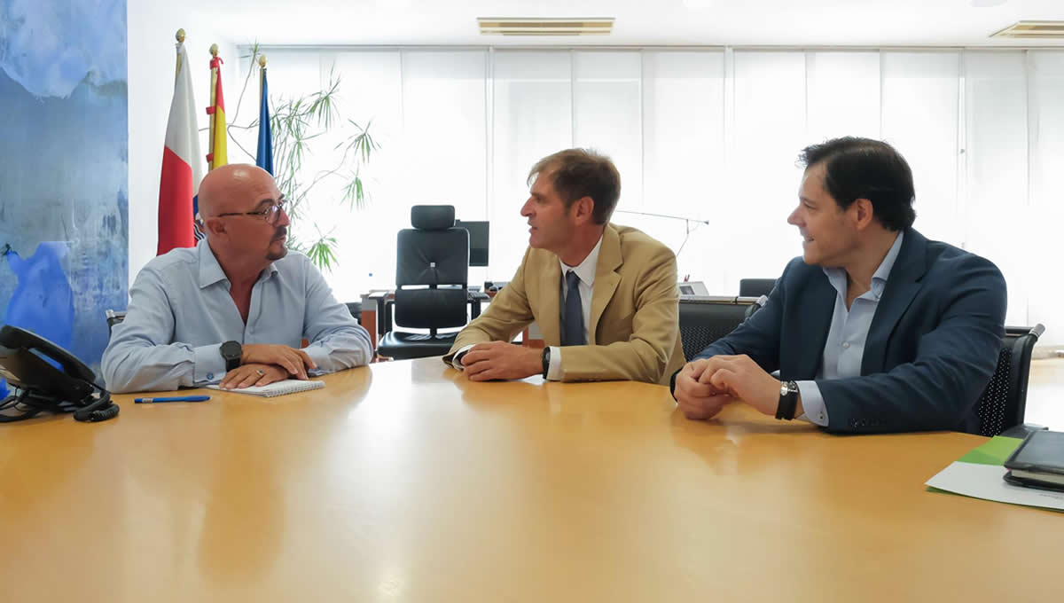 El consejero de Salud, César Pascual, se reúne con el presidente de CEOE-CEPYME Cantabria, Enrique Conde (Foto: Raul Lucio/Gobierno de Cantabria/EuropaPress)