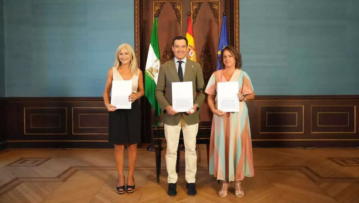 De izquierda a derecha, Patricia del Pozo, Juanma Moreno y Catalina García. (Foto: Junta de Andalucía)