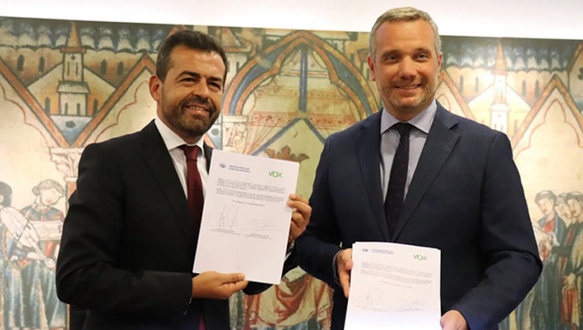 Ruben Martínez (Vox) y Joaquín Segado (PP) firman el acuerdo de Gobierno en Murcia (Foto: PP Murcia)