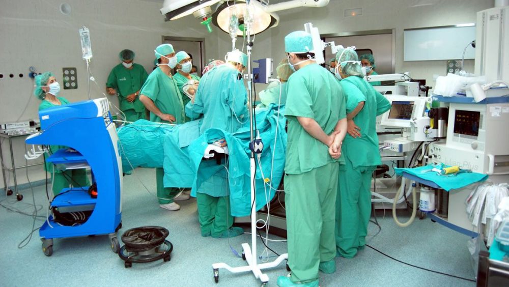 Un equipo de profesionales sanitarios trabaja en un quirófano de un centro hospitalario español