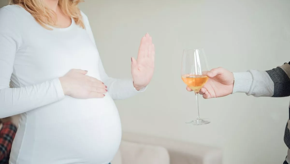 Mujer embarazada rechazando alcohol (Fuente: Freepik)