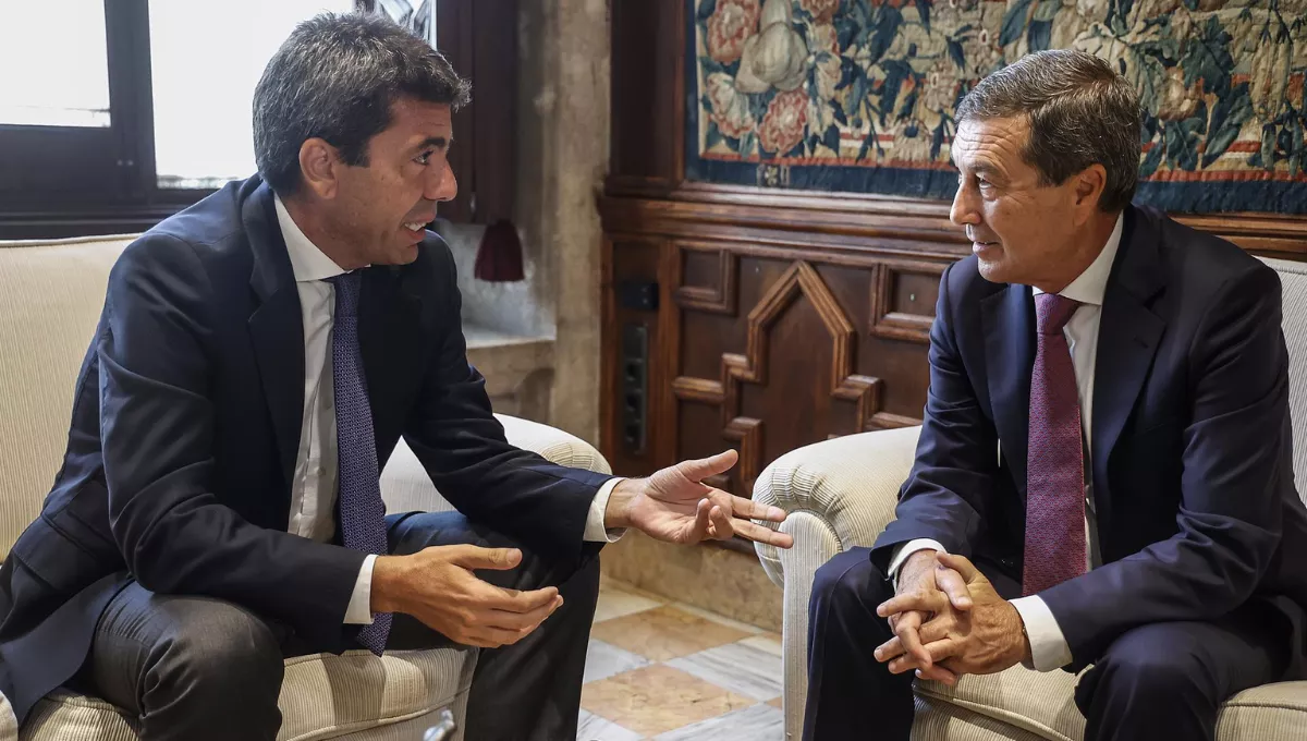 El consejero de Sanidad valenciano, Marciano Gómez, con el presidente de la Generalitat, Carlos Mazón.