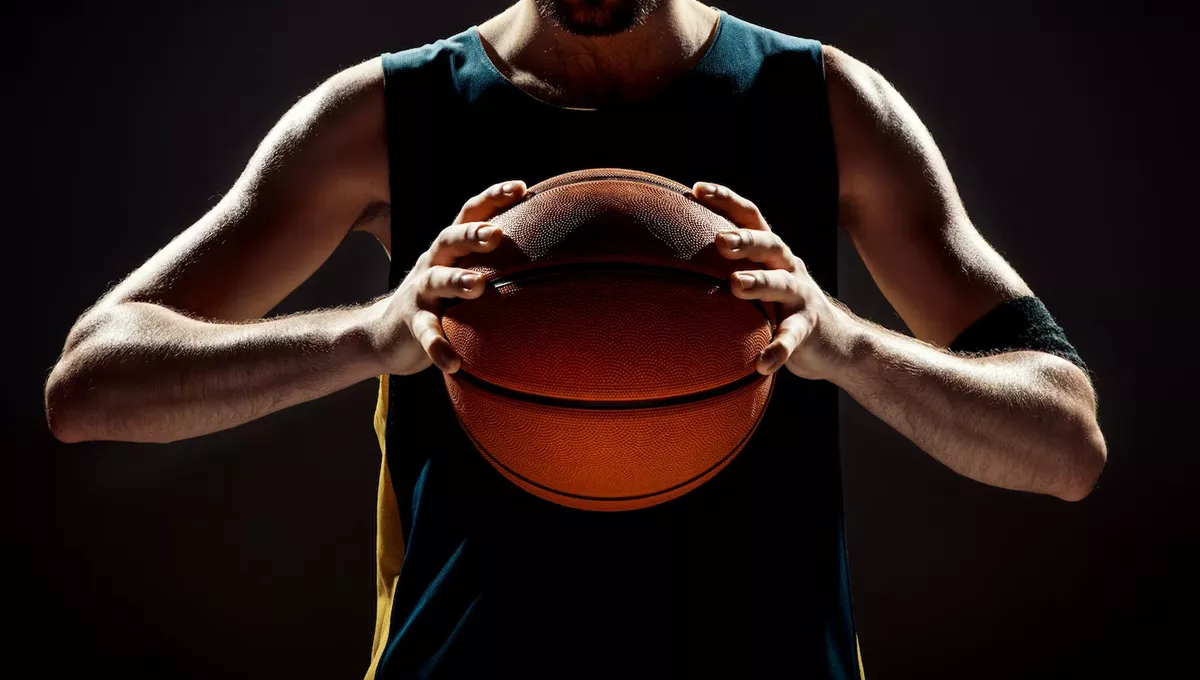 Jugador de baloncesto sujetando pelota (Foto: Freepik)