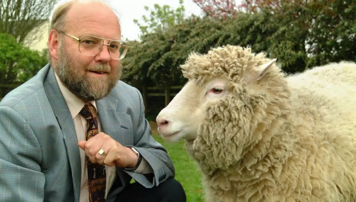 Profesor Sir Ian Wilmut junto a la oveja Dolly (Fuente: Universidad de Edimburgo)