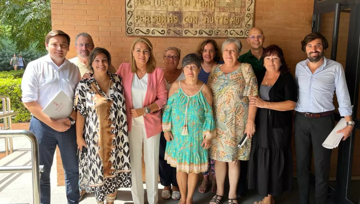 La vicepresidenta segunda de la Generalitat, Susana Camarero, se reune con familiares de autistas. (GV)