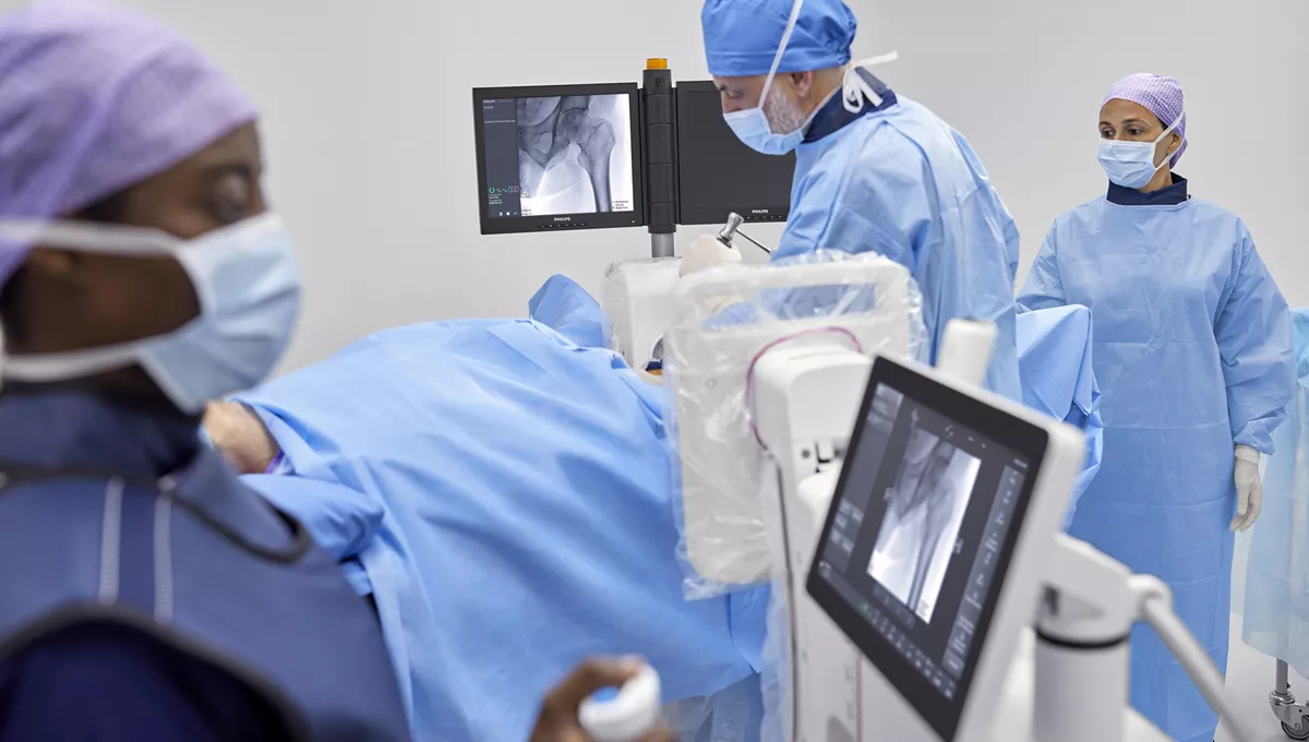 Cirujano realizando un caso de fijación ortopédica de fémur con Zenition 30 (Foto: Philips)