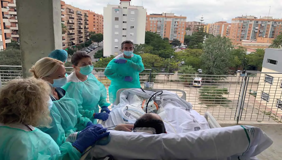 Integrantes de la Unidad de Cuidados Intensivos del Hospital General de Valencia acompañando a un paciente en el exterior del edificio. (Foto: Hospital General de Valencia)