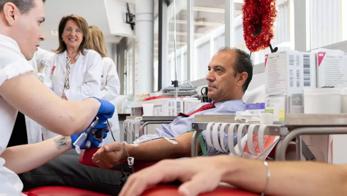 El consejero de Sanidad anima a los aragoneses a donar sangre (Foto. Twitter Gobierno de Aragón)