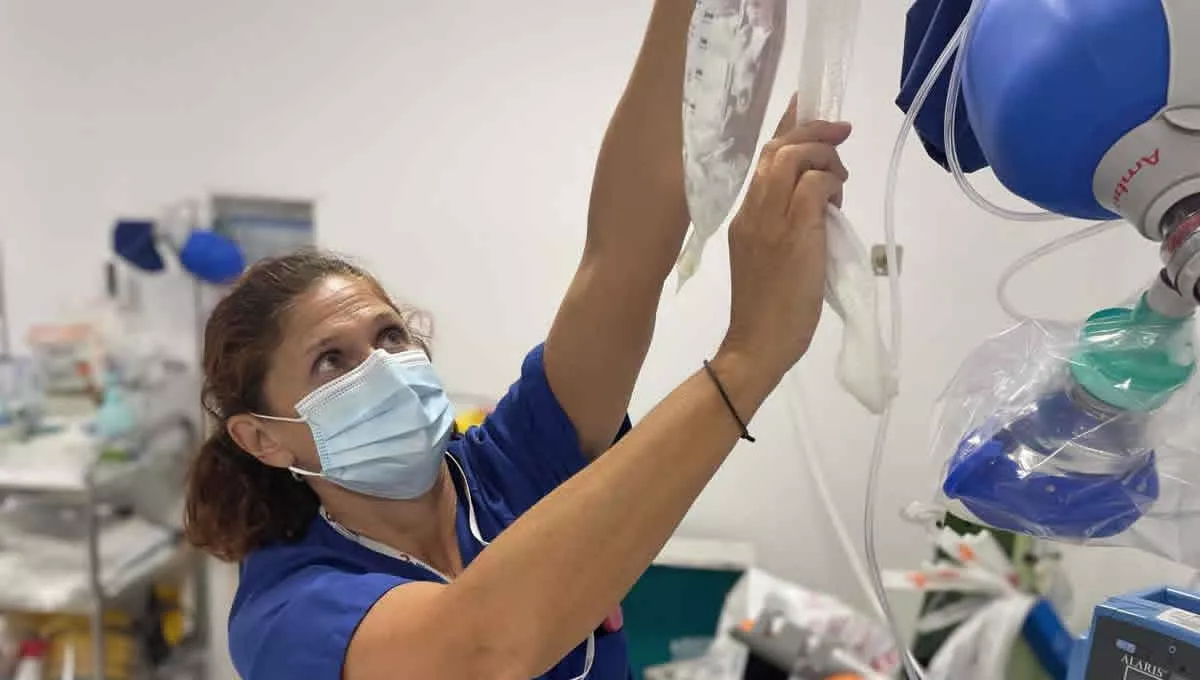 La enfermera Helen Arráez en el box de críticos de Urgencias del Hospital Universitario Sant Joan d’Alacant (Foto: Consellería de Sanidad)