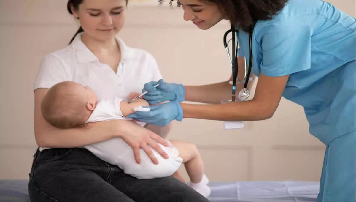 Enfermera vacunando a un bebé (Foto: Freepik)