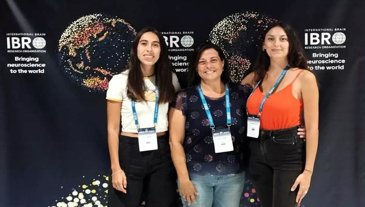 De izquierda a derecha: Rut Campos, Ana Lloret y Artemis Ftaraen el XI Congreso Mundial de Neurociencia IBRO 2023.