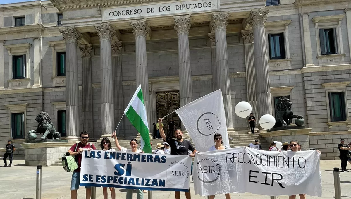 Miembros de la Asociación EIR protestan frente al Congreso de los Diputados (FOTO: AEIR)