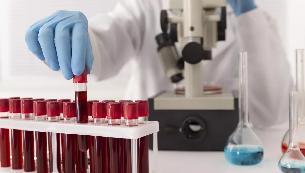 Científico analizando sangre de pacientes (Foto: Freepik)