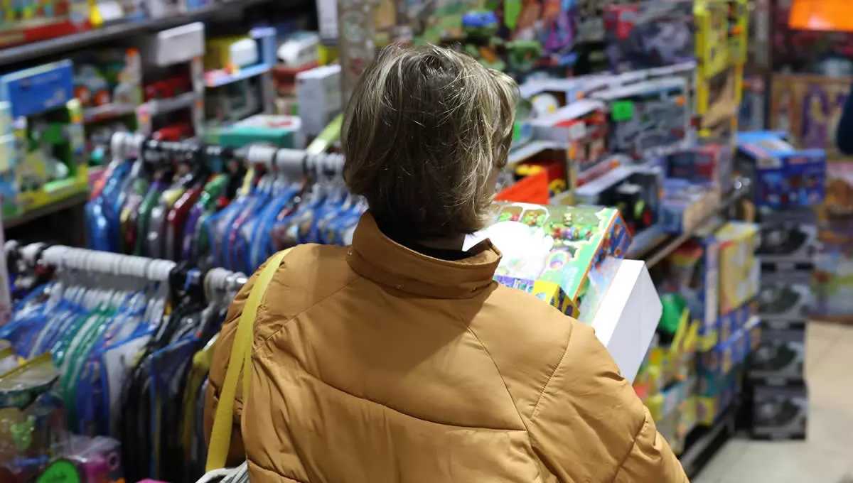 Una mujer sujeta comprando juguetería (Foto: Europa Press)