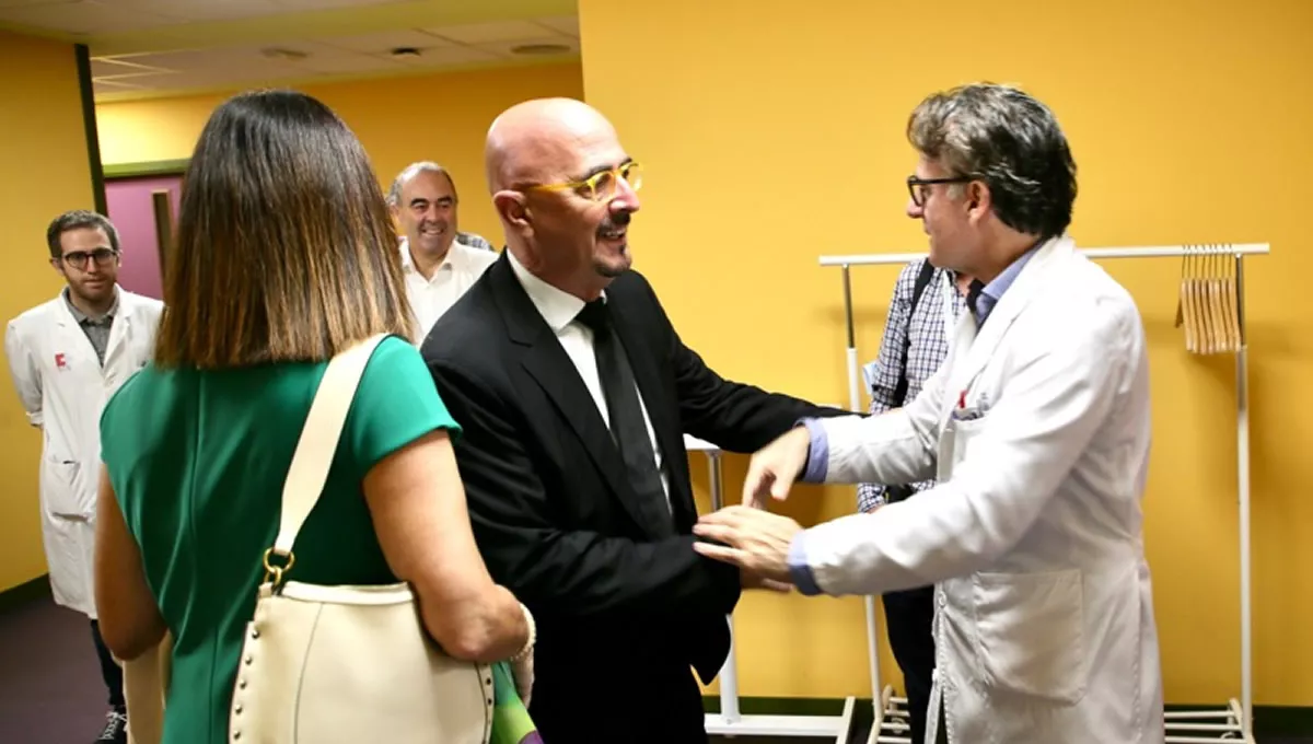 César Pascual saludando al doctor Ricardo Blanco al inicio del acto de inauguración del programa. (Foto: Ignacio Romero/Gobierno de Cantabria)
