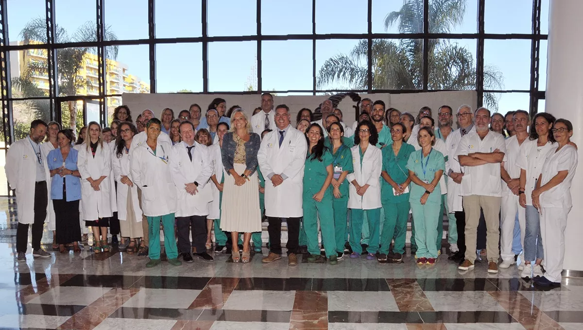 La consejera de Sanidad de Canarias junto a los profesionales del Hospital Dr. Negrín. (Foto: Gobierno de Canarias)
