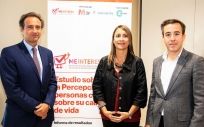 De izquierda a derecha: Rafael Arroyo, jefe de Neurología del Hospital Universitario Quirónsalud Madrid ; Josefina Lloret, responsable de Relaciones con los Pacientes del Área de Neurociencia de Novartis y Pedro Carrascal, presidente de Esclerosis Múltipl
