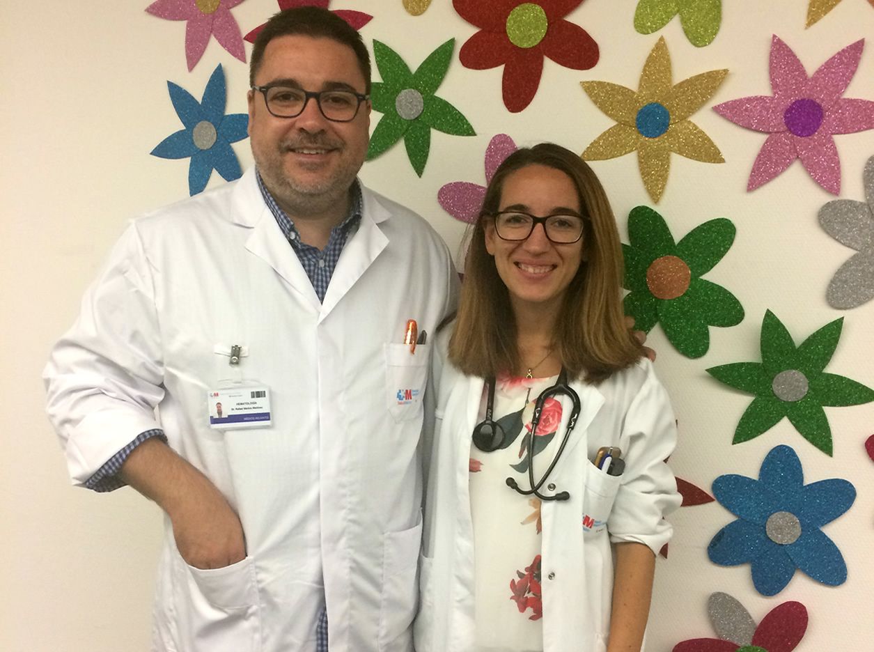 Los doctores Rafael Martos y María Yuste, del Hospital de Villalba, donde es atendido el niño