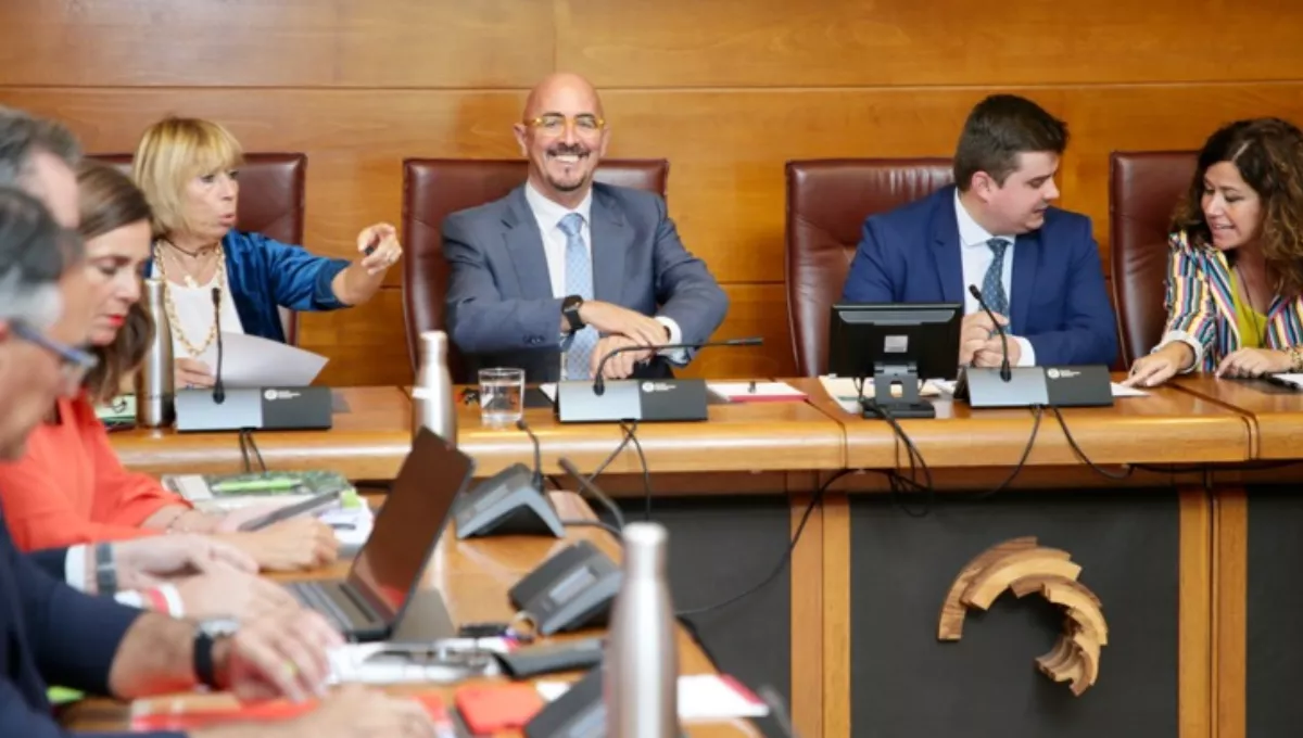 El consejero de Sanidad de Cantabria, César Pascual, durante un pleno en el parlamento autonómico. (SCS)