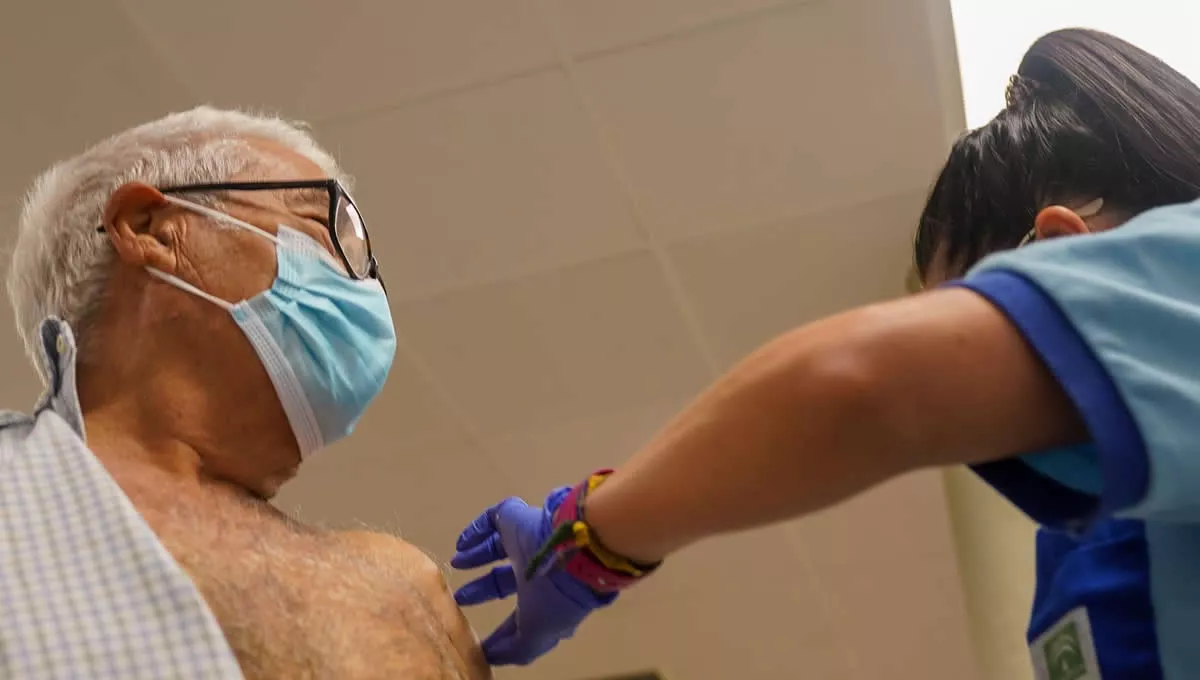 Un señor es vacunado con la tercera dosis Covid y la vacuna de la gripe a 18 de octubre del 2021 en Sevilla (Andalucía) (Foto: Eduardo Briones/Europa Press)