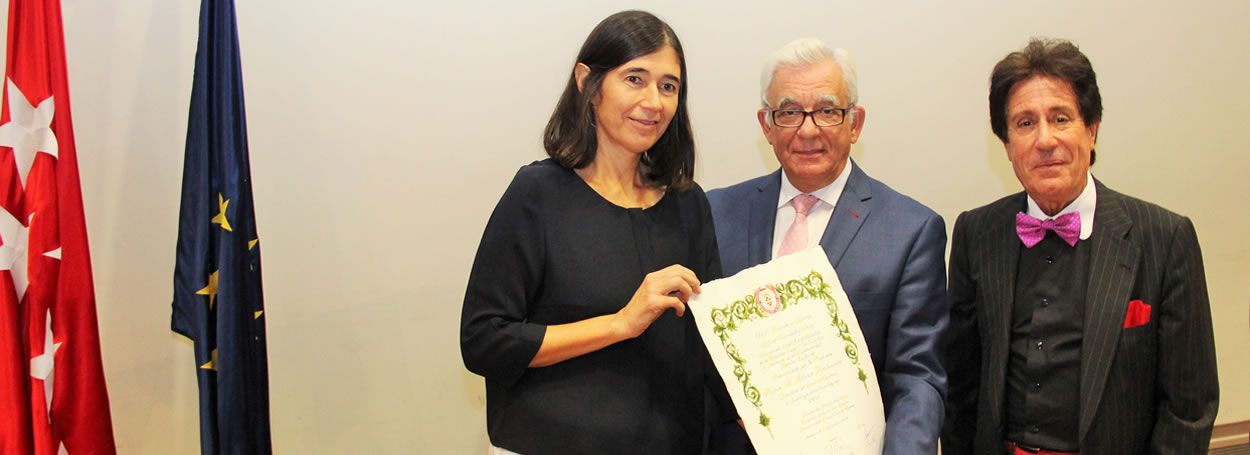 María Blasco ha recogido el premio de manos de Jesús Sánchez Martos, consejero de Sanidad de la Comunidad de Madrid, y de Arturo Fernández-Cruz, presidente de la Fundación Fernández-Cruz.