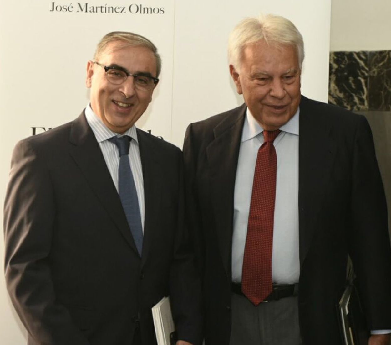 El portavoz socialista de Sanidad en el Senado, José Martínez Olmos; y el ex presidente del Gobierno, Felipe González. 