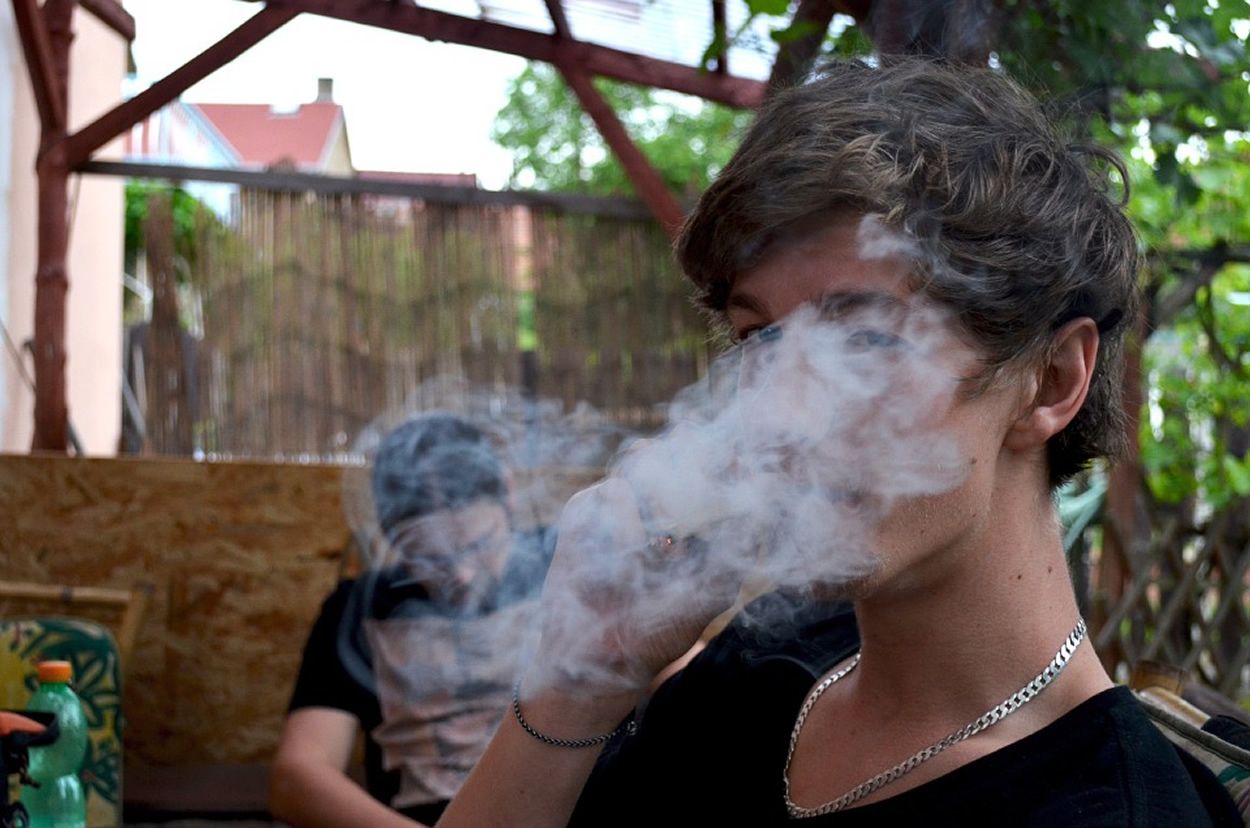 Un joven fumando marihuana