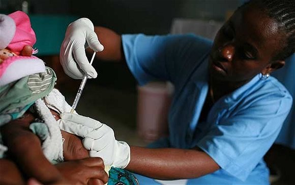 Vacunación de un niño en África (Foto: Cruz Roja)